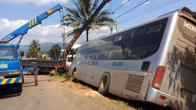 Các lực lượng đang khẩn trương cứu hộ chiếc xe khách. Các lực lượng đang khẩn trương cứu hộ chiếc xe khách.