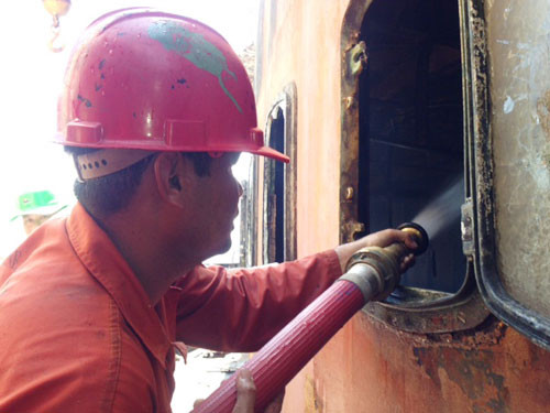 Các chiến sĩ PCCC đã chiến đấu với ngọn lửa trên tàu suốt hơn 20 giờ