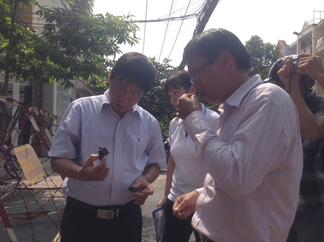 Các nhà khoa học đầu ngành tại TP. HCM đang kiểm tra các mẫu đất thu được dưới lòng "hố đen" Các nhà khoa học đầu ngành tại TP. HCM đang kiểm tra các mẫu đất thu được dưới lòng "hố đen"