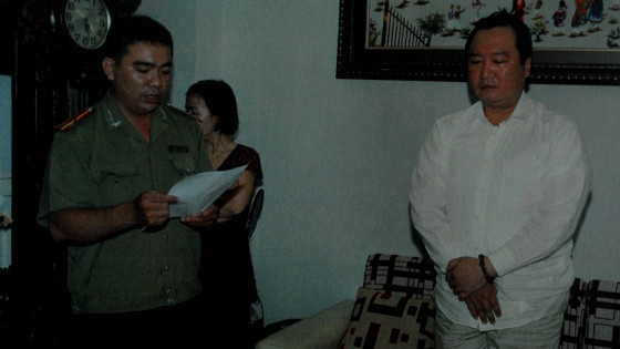 Siêu lừa Nguyễn Thành Chơn nghe đọc lệnh bắt tại nhà của y Siêu lừa Nguyễn Thành Chơn nghe đọc lệnh bắt tại nhà của y