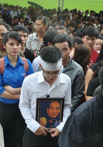 Người dân TP.HCM thắt khăn tang trước anh linh Đại tướng ảnh 2