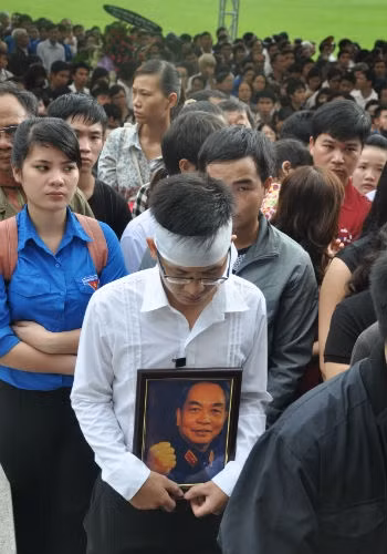 Người dân TP.HCM thắt khăn tang trước anh linh Đại tướng ảnh 2