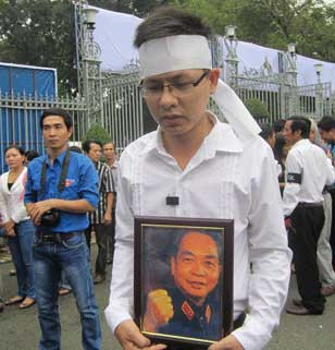 Người dân TP.HCM thắt khăn tang trước anh linh Đại tướng ảnh 6