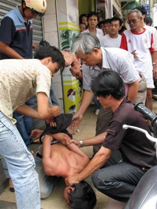 Quần chúng TP. HCM dũng cảm tham gia bắt cướp Quần chúng TP. HCM dũng cảm tham gia bắt cướp