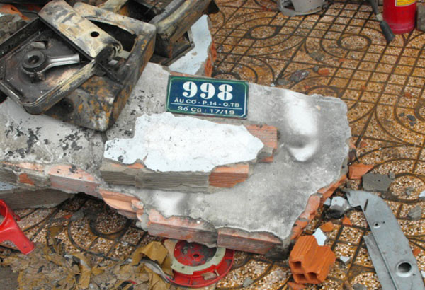 Vụ nổ làm toàn bộ phần vách của căn nhà bị sập Vụ nổ làm toàn bộ phần vách của căn nhà bị sập