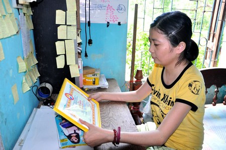 Giấy khen của Hội khuyến học xã Quế Xuân 1 tặng Nguyệt khi em đậu đại học.