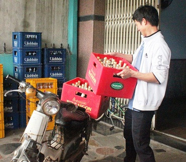 Khi còn là học sinh phổ thông, công việc của Nhân hàng ngày là giao hàng cho khách và các cửa hàng nhỏ trong và ngoài thị trấn Phù Mỹ.