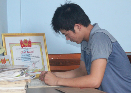 Thành Nhân tranh thủ học bài những lúc rảnh hiếm hoi ngoài thời gian làm thêm.