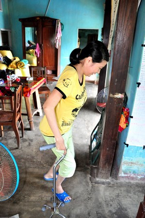 Chiếc nạng đã gắn bó với Nguyệt mấy năm nay để đi lại trong nhà.