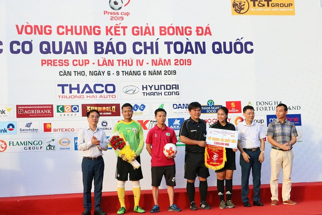Đại diện Ban tổ chức trao tặng các giải thưởng cho các cá nhân và tổ trọng xuất sắc. Đại diện Ban tổ chức trao tặng các giải thưởng cho các cá nhân và tổ trọng xuất sắc.
