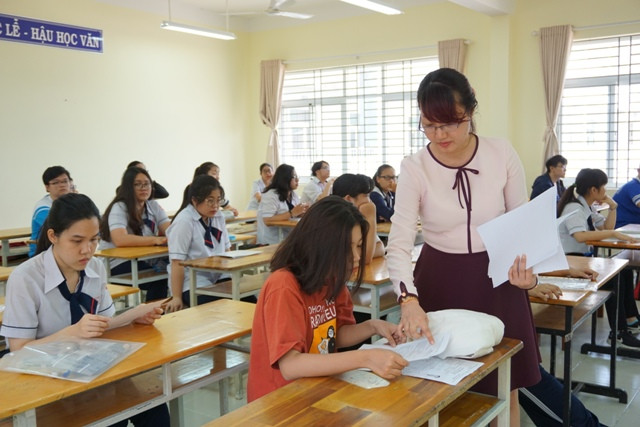 Thi trung học phổ thông 2019, thí sinh nên đến sớm hơn giờ thi khoảng 30 phút để có thời gian chuẩn bị thật tốt thủ tục cũng như tâm lý trước khi thi. (Ảnh minh họa: TTXVN). Thi trung học phổ thông 2019, thí sinh nên đến sớm hơn giờ thi khoảng 30 phút để có thời gian chuẩn bị thật tốt thủ tục cũng như tâm lý trước khi thi. (Ảnh minh họa: TTXVN).