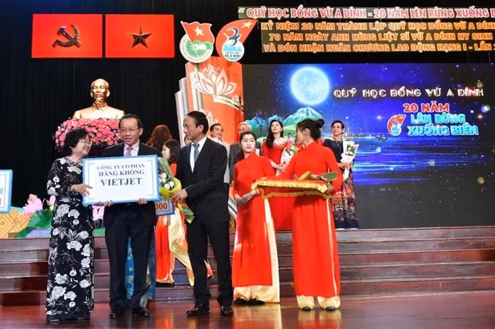 Vietjet nhận bằng khen của Chính phủ về những đóng góp cho cộng đồng.