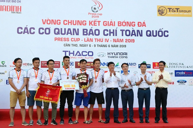 Hai đội bóng đến từ Đài truyền hình Thành phố Hồ Chí Minh, Câu lạc bộ Phóng viên Thể thao Thành phố Hồ Chí Minh nhận giải Ba. Hai đội bóng đến từ Đài truyền hình Thành phố Hồ Chí Minh, Câu lạc bộ Phóng viên Thể thao Thành phố Hồ Chí Minh nhận giải Ba.