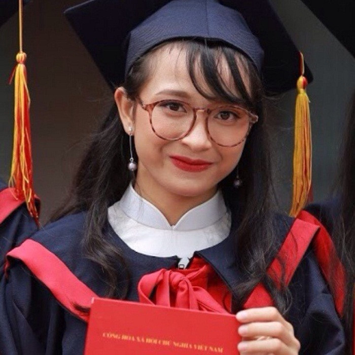 Sinh ra trong nghèo khó, nữ sinh Tống Thị Định (Đại học Mở Hà Nội) nghị lực vượt qua khó khăn thay mẹ dạy dỗ các em và nuôi dưỡng ước mơ làm cô giáo. Ảnh: Công Tiến Sinh ra trong nghèo khó, nữ sinh Tống Thị Định (Đại học Mở Hà Nội) nghị lực vượt qua khó khăn thay mẹ dạy dỗ các em và nuôi dưỡng ước mơ làm cô giáo. Ảnh: Công Tiến