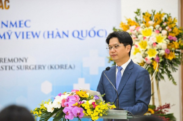 Tiến sỹ - Bác sỹ Choi Soon Woo, giám đốc bệnh viện thẩm mỹ View (Hàn Quốc) trong lễ kí kết hợp tác với hệ thống y tế Vinmec. Tiến sỹ - Bác sỹ Choi Soon Woo, giám đốc bệnh viện thẩm mỹ View (Hàn Quốc) trong lễ kí kết hợp tác với hệ thống y tế Vinmec.