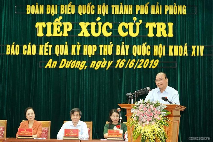 Thủ tướng tiếp xúc cử tri Hải Phòng. Thủ tướng tiếp xúc cử tri Hải Phòng.