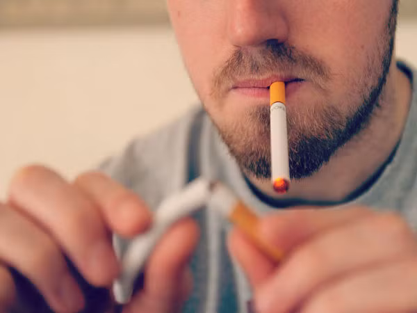 Hút thuốc lá có hại cho sức khỏe (Ảnh: theo boldsky). Hút thuốc lá có hại cho sức khỏe (Ảnh: theo boldsky).