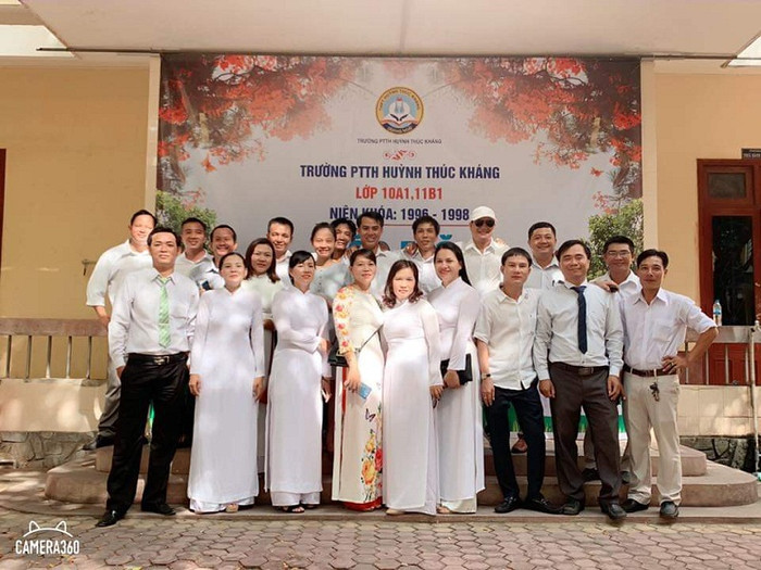 Một số học sinh của lớp 10a1,b1 và thầy giáo chủ nhiệm Đỗ Tấn Ngọc (Ảnh: tác giả cung cấp). Một số học sinh của lớp 10a1,b1 và thầy giáo chủ nhiệm Đỗ Tấn Ngọc (Ảnh: tác giả cung cấp).