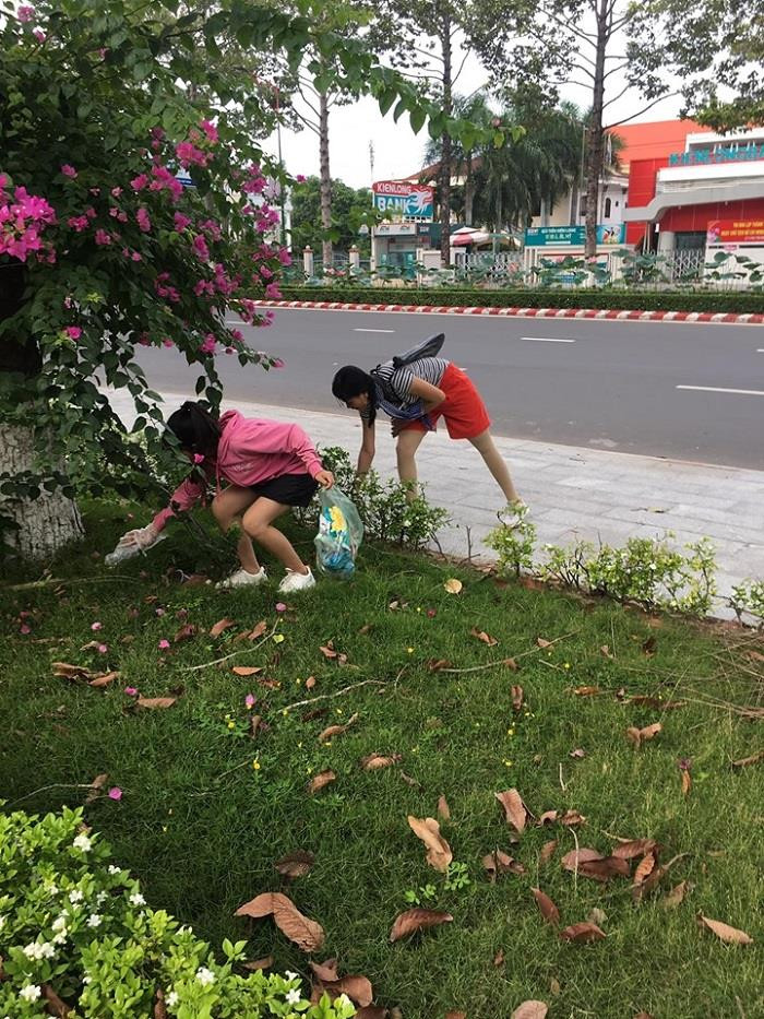 Cô Tâm cùng các bạn sinh viên nhặt rác mỗi buổi chiều tại Công viên Văn Miếu, Thành phố Cao Lãnh. Cô Tâm cùng các bạn sinh viên nhặt rác mỗi buổi chiều tại Công viên Văn Miếu, Thành phố Cao Lãnh.