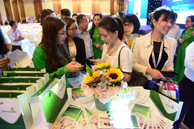 Đại biểu tham dự hội thảo quan tâm và tham gia trải nghiệm các dịch vụ ngân hàng hiện đại tại gian hàng của Vietcombank. Đại biểu tham dự hội thảo quan tâm và tham gia trải nghiệm các dịch vụ ngân hàng hiện đại tại gian hàng của Vietcombank.