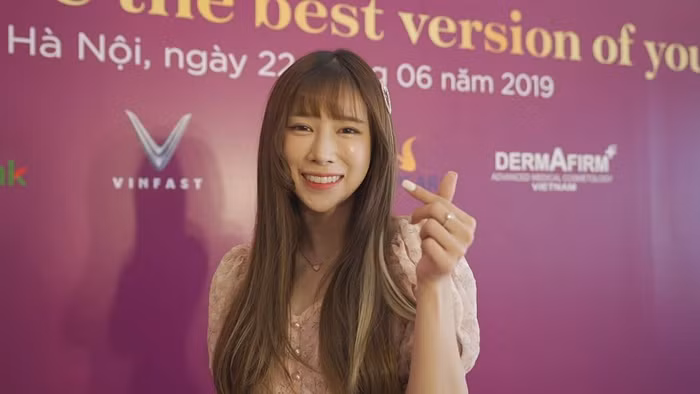 Nook - Blogger beauty nổi tiếng Thái Lan - người đã được ekip “Let me in” của Bệnh viện thẩm mỹ View (Hàn Quốc) phẫu thuật mũi chia sẻ cảm xúc và sự hài lòng sau 1 năm chỉnh dáng mũi.