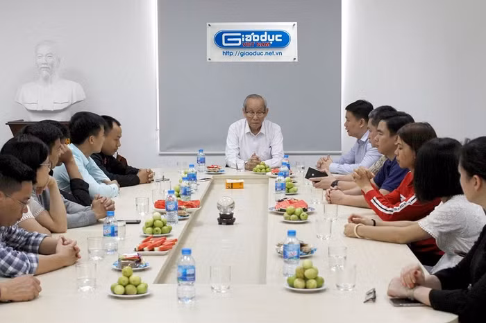 Giáo sư Trần Hồng Quân - Chủ tịch Hiệp hội các trường Đại học, Cao đẳng Việt Nam đến thăm và làm việc với tập thể cán bộ, phóng viên Báo điện tử Giáo dục Việt Nam. Ảnh: Tùng Dương.