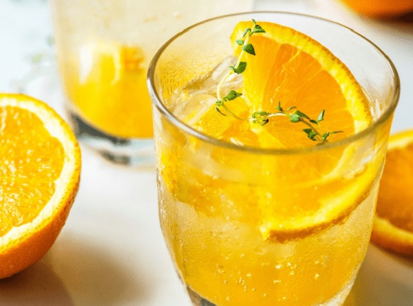 Uống nước chanh vào buổi sáng giúp giảm cân và giảm nguy cơ hình thành sỏi thận (Ảnh: theo boldsky).