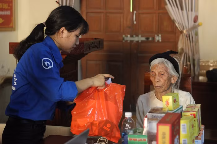 Các bạn thanh niên tình nguyện trao quà, cấp phát thuốc cho những hộ dân có hoàn cảnh khó khăn. Các bạn thanh niên tình nguyện trao quà, cấp phát thuốc cho những hộ dân có hoàn cảnh khó khăn.