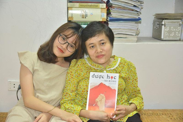Cô giáo Lan Anh (bên phải) tự học đạt trình độ C tiếng Anh mở lớp học tiếng Anh miễn phí cho học sinh chụp cùng Giang cô bạn quê Quảng trị bị bệnh Xương thủy tinh. Ảnh: Đỗ Công Tiến. Cô giáo Lan Anh (bên phải) tự học đạt trình độ C tiếng Anh mở lớp học tiếng Anh miễn phí cho học sinh chụp cùng Giang cô bạn quê Quảng trị bị bệnh Xương thủy tinh. Ảnh: Đỗ Công Tiến.