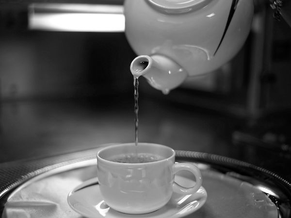 Uống nước ấm có thể làm giảm tắc nghẽn và khiến bạn cảm thấy thư giãn. (Ảnh: theo boldsky).