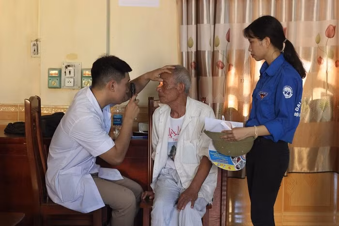 Bác sĩ thăm khám bệnh cho người dân. Bác sĩ thăm khám bệnh cho người dân.