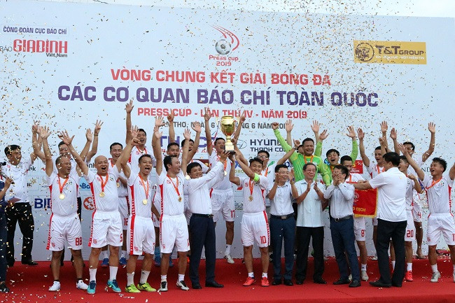 Đại diện Ban tổ chức và lãnh đạo các cơ quan trao cúp vô địch cho các cầu thủ đội bóng Đài Truyền hình Việt Nam. Đại diện Ban tổ chức và lãnh đạo các cơ quan trao cúp vô địch cho các cầu thủ đội bóng Đài Truyền hình Việt Nam.