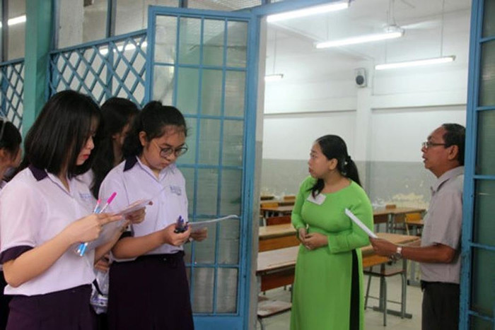 Thi trung học phổ thông quốc gia 2019, thí sinh phải xuất trình thẻ dự thi thì mới được vào phòng thi theo đúng quy định. (Ảnh minh họa: Báo Giáo dục và Thời đại) Thi trung học phổ thông quốc gia 2019, thí sinh phải xuất trình thẻ dự thi thì mới được vào phòng thi theo đúng quy định. (Ảnh minh họa: Báo Giáo dục và Thời đại)