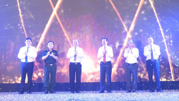 Các đồng chí lãnh đạo khai trương Hệ thống thông tin điện tử tuyên giáo (VCNET). Các đồng chí lãnh đạo khai trương Hệ thống thông tin điện tử tuyên giáo (VCNET).