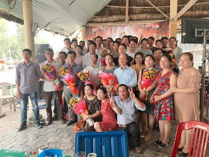 Thầy cô và học trò lớp 10a1,11b1 vui vẻ trong ngày gặp lại (Ảnh: tác giả cung cấp). Thầy cô và học trò lớp 10a1,11b1 vui vẻ trong ngày gặp lại (Ảnh: tác giả cung cấp).