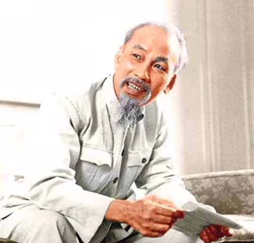 Bác dạy người làm báo rằng: Người làm báo phải dùng cây bút, trang giấy làm vũ khí sắc bén chiến đấu. (Ảnh minh họa: vannghequandoi.com.vn).