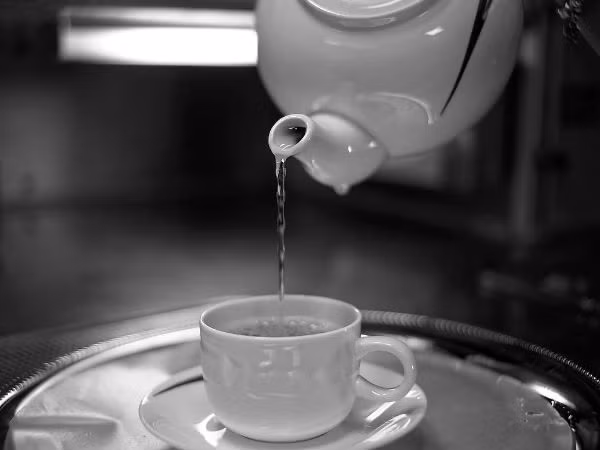 Uống nước ấm có thể làm giảm tắc nghẽn và khiến bạn cảm thấy thư giãn. (Ảnh: theo boldsky).