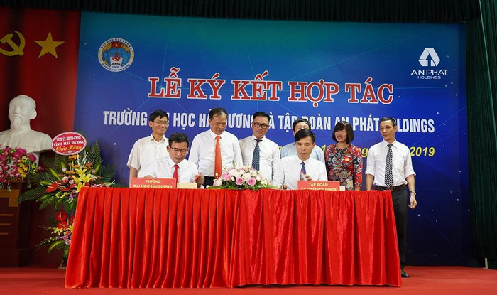 Đại diện Tập đoàn An Phát Holdings và Đại học Hải Dương ký kết hợp tác. Đại diện Tập đoàn An Phát Holdings và Đại học Hải Dương ký kết hợp tác.