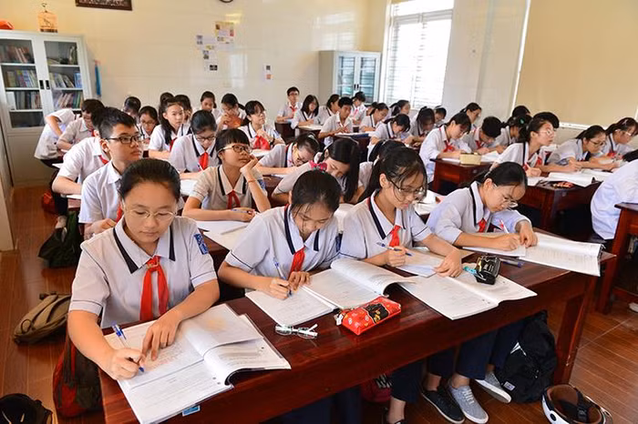 Không vì hoa hồng, hiệu trưởng có sốt sắng thay đổi mẫu mã đồng phục không? ảnh 2