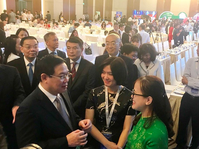 Phó Tổng giám đốc VietcombankPhùng Nguyễn Hải Yến (thứ 2 từ phải sang) giới thiệu và hướng dẫn Phó Thủ tướng Vương Đình Huệ cùng các đại biểu tham quan gian hàng giới thiệu của Vietcombank tại Hội thảo. Phó Tổng giám đốc VietcombankPhùng Nguyễn Hải Yến (thứ 2 từ phải sang) giới thiệu và hướng dẫn Phó Thủ tướng Vương Đình Huệ cùng các đại biểu tham quan gian hàng giới thiệu của Vietcombank tại Hội thảo.