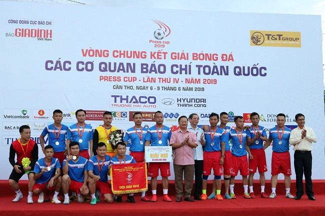 Các cầu thủ báo Tuổi trẻ Thủ đô giành giải Nhì tại Giải bóng đá các cơ quan báo chí toàn quốc Press Cup. Các cầu thủ báo Tuổi trẻ Thủ đô giành giải Nhì tại Giải bóng đá các cơ quan báo chí toàn quốc Press Cup.
