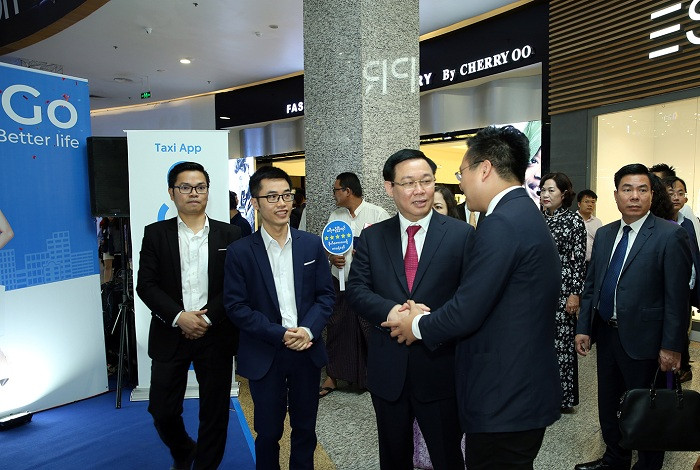 Phó Thủ tướng thăm công ty khởi nghiệp Fastgo của các nhà đầu tư trẻ tuổi Việt Nam tại Angon. Phó Thủ tướng thăm công ty khởi nghiệp Fastgo của các nhà đầu tư trẻ tuổi Việt Nam tại Angon.