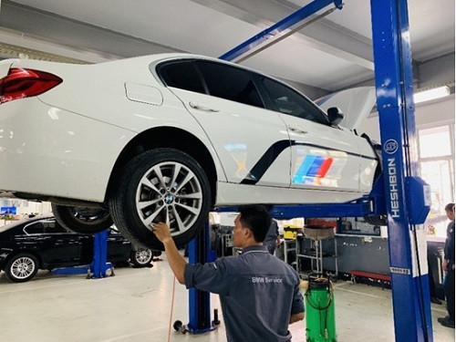 Xe BMW đang được chăm sóc, bảo dưỡng tại Quảng Ninh. Xe BMW đang được chăm sóc, bảo dưỡng tại Quảng Ninh.