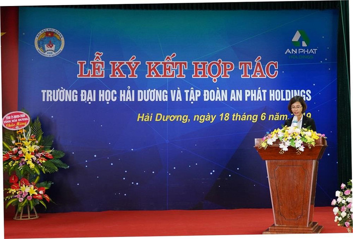Bà Nguyễn Thị Tiện – Phó tổng giám đốc Tập đoàn An Phát Holdings phát biểu tại buổi lễ. Bà Nguyễn Thị Tiện – Phó tổng giám đốc Tập đoàn An Phát Holdings phát biểu tại buổi lễ.
