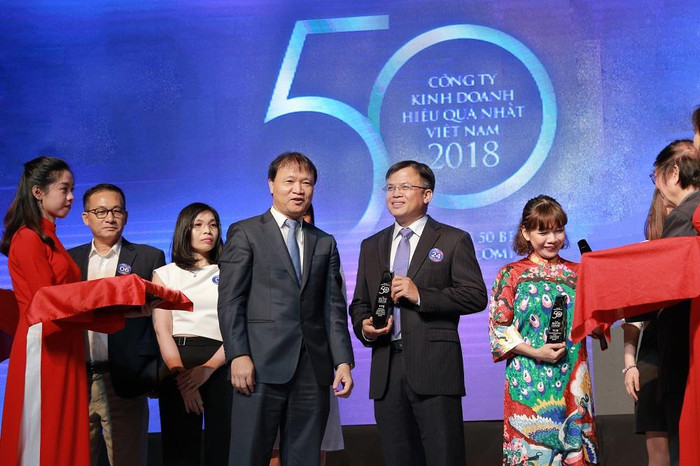 Ông Phan Ngọc Hòa - Phó Tổng giám đốc VPBank nhận giải thưởng 50 Công ty kinh doanh hiệu quả nhất Việt Nam năm 2018 (2) Ông Phan Ngọc Hòa - Phó Tổng giám đốc VPBank nhận giải thưởng 50 Công ty kinh doanh hiệu quả nhất Việt Nam năm 2018 (2)