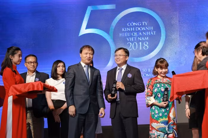 Ông Phan Ngọc Hòa - Phó Tổng giám đốc VPBank nhận giải thưởng 50 Công ty kinh doanh hiệu quả nhất Việt Nam năm 2018 (2)