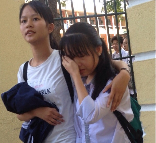 Dù kết quả thi như thế nào nhưng những cái khoác vai, an ủi bạn là một liều thuốc tinh thần, động viên vô cùng quý giá. Ảnh: Công Tiến