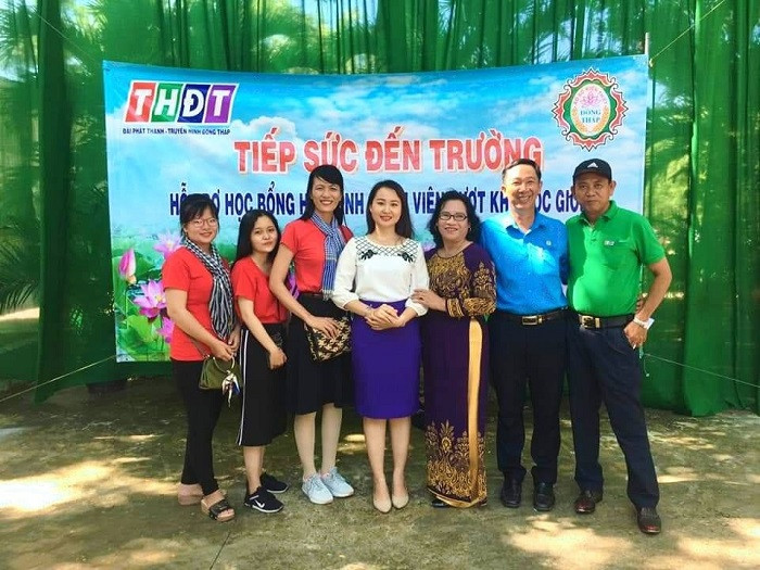 Cô Tâm đến trao học bổng trị giá 10.000.000 đồng cho học sinh Trường trung học phổ thông Trường Xuân. Cô Tâm đến trao học bổng trị giá 10.000.000 đồng cho học sinh Trường trung học phổ thông Trường Xuân.