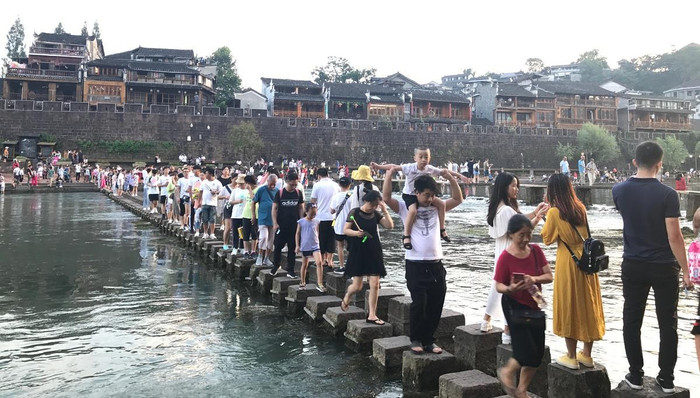 Cầu Đá Nhảy là một địa điểm chắc chắn không du khách nào bỏ qua khi đã tới Phượng Hoàng Cổ Trấn. Cầu Đá Nhảy là một địa điểm chắc chắn không du khách nào bỏ qua khi đã tới Phượng Hoàng Cổ Trấn.