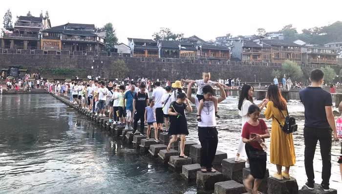 Cầu Đá Nhảy là một địa điểm chắc chắn không du khách nào bỏ qua khi đã tới Phượng Hoàng Cổ Trấn.